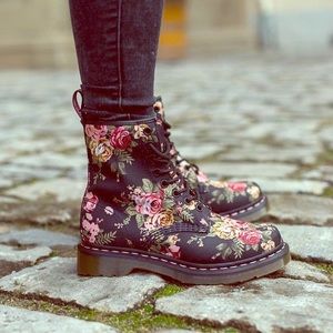 DR. MARTENS 1460 Women’s Boots in Black Victorian Flowers